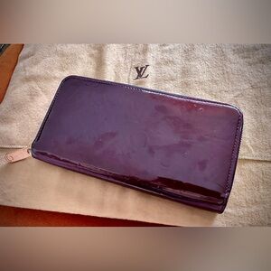 Louis Vuitton Zippy wallet in Monogram Vernis patent leather. Dust bag included